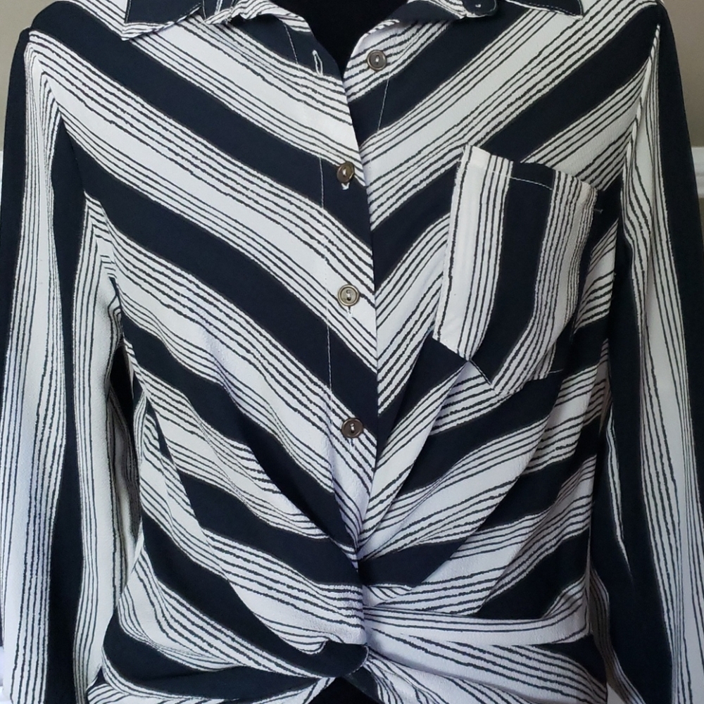No Boundaries Blouse Size Medium - Picture 7 of 9